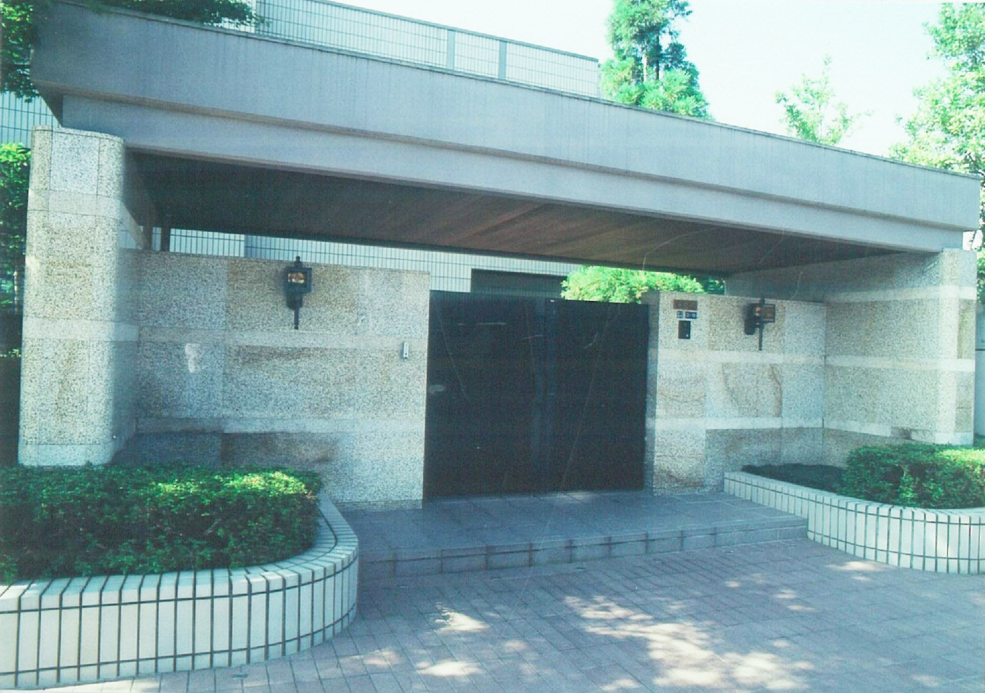 タイルの外壁を引き立てる錆御影石の袖壁門柱 - 藤田石装のインテリア